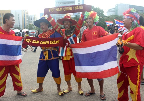Ngay cả những cổ động viên Thái Lan cũng ủng hộ tuyển Việt Nam.